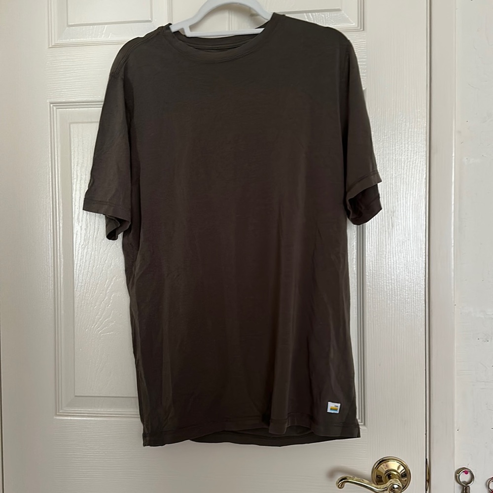 Men’s large Vuori t shirt